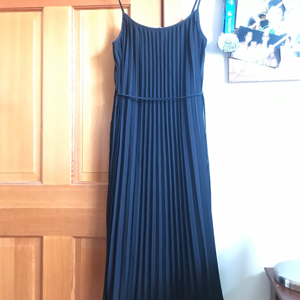 Long black pleated dress with tie xs